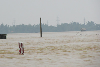 Nước quốc lộ 1A ngập quá mức báo động