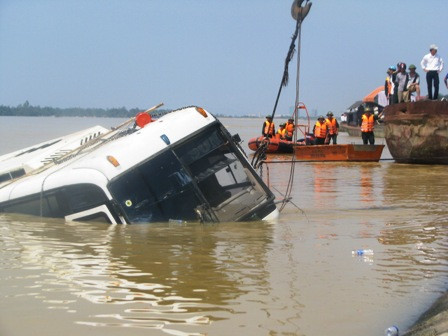 Ngày 21/10, sau hơn 8 tiếng đồng, chiếc xe được trục vớt cùng với các nạn nhân.