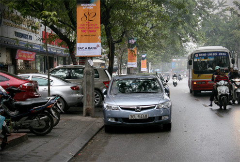 Phố Giảng Võ cũng trong tình trạng tương tự.