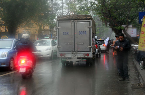 Bãi trông giữ tràn lan trước cổng bệnh viện Việt Đức là nguyên nhân gây ùn tắc thường xuyên trên phố Phủ Doãn.