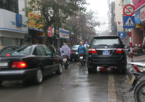 Phố Thợ Nhuộm luôn ùn ứ vì bãi đỗ nằm ngay đầu phố.