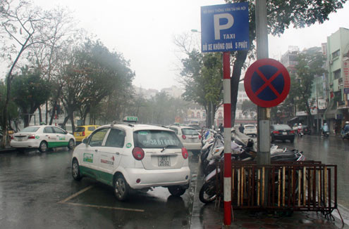 Bãi đỗ xe sát hồ Gươm vẫn hoạt động dù nơi đây từ lâu nay chỉ dành cho taxi, xe bus và xe điện.