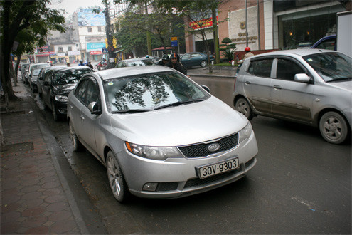 Trên phố Ngọc Khánh, các phương tiện vẫn đỗ tràn lan.