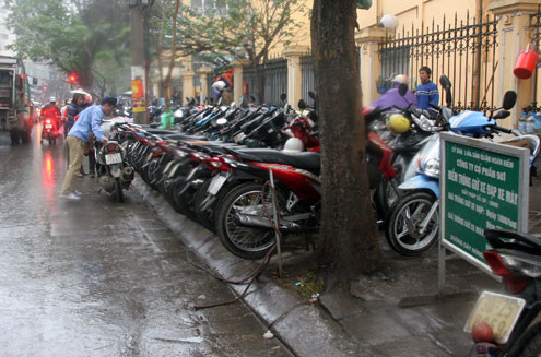 ... và trước bệnh viện Việt Đức, bãi trông xe vẫn đỗ tràn lan trên vỉa hè.