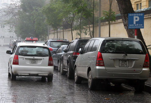 Đường 19/2 (nối phố Hai Bà Trưng và Lý Thường Kiệt) vẫn còn tấm biển bãi đỗ của Sở Quy hoạch Kiến trúc Hà Nội.