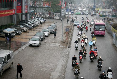 .. nên sáng nay nhiều phương tiện đã đỗ ngay ngắn trên vỉa hè.