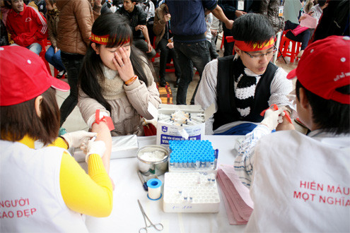 Không ít bạn nữ sợ hãi khi các bác sĩ lấy máu. Không ít bạn nữ sợ hãi khi các bác sĩ lấy máu.