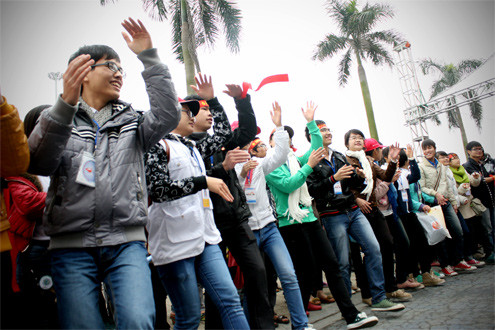 Rồi cùng nhau nhảy ngẫu hứng, hát vang lên bài ca hiến máu cứu người. Rồi cùng nhau nhảy ngẫu hứng, hát vang lên bài ca hiến máu cứu người.