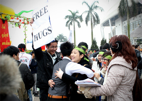 Một nhóm bạn trẻ thuộc ĐH Quốc gia Hà Nội động viên những thành viên tham gia hiến máu nhân đạo bằng những cái ôm, cử chỉ thân thiện. Một nhóm bạn trẻ thuộc ĐH Quốc gia Hà Nội động viên những thành viên tham gia hiến máu nhân đạo bằng những cái ôm, cử chỉ thân thiện.