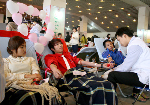 Với 7 lần hiến máu chàng trai Nguyễn Khắc Xá và Khổng Thị Huyền Lương đến từ ĐH Thành Đô không quá sợ hãi khi hiến máu. "Chúng tôi rất vui vì đã làm được một việc ý nghĩa, mỗi lần hiến máu sẽ có thêm những bệnh nhân được sống nhờ giọt máu của mình", Lương nói. Với 7 lần hiến máu chàng trai Nguyễn Khắc Xá và Khổng Thị Huyền Lương đến từ ĐH Thành Đô không quá sợ hãi khi hiến máu. "Chúng tôi rất vui vì đã làm được một việc ý nghĩa, mỗi lần hiến máu sẽ có thêm những bệnh nhân được sống nhờ giọt máu của mình", Lương nói.