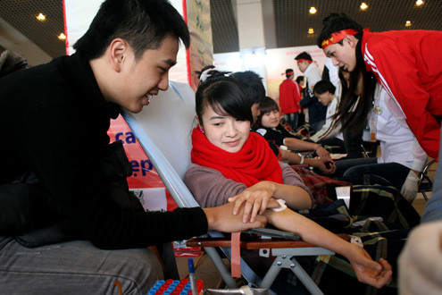 Đôi bạn trẻ Trần Đức Mạnh và Trần Thị Kim Lanh ân cần động viên nhau. Đôi bạn trẻ Trần Đức Mạnh và Trần Thị Kim Lanh ân cần động viên nhau.