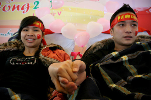 Hay đôi bạn Nguyễn Ngọc Quyết, Vũ Thị Kim Dung luôn nắm chặt tay nhau trong quá trình hiến máu. Hay đôi bạn Nguyễn Ngọc Quyết, Vũ Thị Kim Dung luôn nắm chặt tay nhau trong quá trình hiến máu.