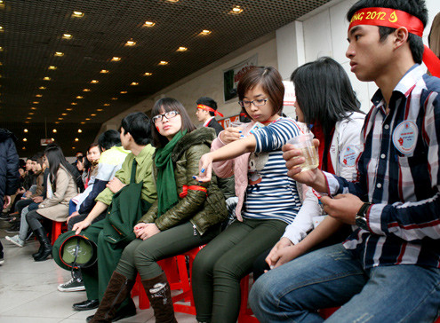 Sau khi lấy mẫu máu, bạn trẻ hồi hộp ngồi chờ đợi đến lượt hiến máu. Sau khi lấy mẫu máu, bạn trẻ hồi hộp ngồi chờ đợi đến lượt hiến máu.