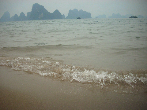 từ miền biển xa xôi với dạt dào sóng vỗ