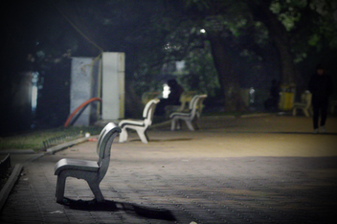 Ghế đá Bờ Hồ lúc chập choạng tối Ghế đá Bờ Hồ lúc chập choạng tối