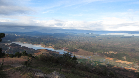 Những con sông uốn lượn khi nhìn từ trên núi Liang Biang.