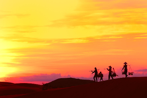 Nắng sớm trên đồi cát Mũi Né - Phan Thiết. Nắng sớm trên đồi cát Mũi Né - Phan Thiết.