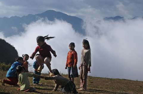 Trẻ em vui dưới nền mây. Trẻ em vui dưới nền mây.