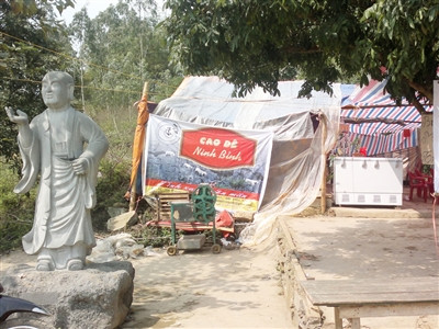 Bên tượng La Hán là biển Cao dê với quảng cáo: Cho tình xuân viên nãm ở chùa Bái Đính cổ. Bên tượng La Hán là biển Cao dê với quảng cáo: Cho tình xuân viên nãm ở chùa Bái Đính cổ.