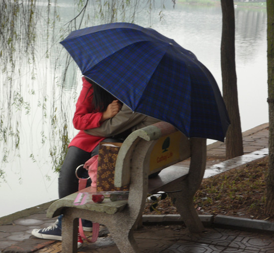 Nhiều đôi mang theo cả ô để che, rất tiện lợi vì "một công đôi việc", vừa để che mưa gió đồng thời vừa che những ánh mắt tò mò của người khác Nhiều đôi mang theo cả ô để che, rất tiện lợi vì "một công đôi việc", vừa để che mưa gió đồng thời vừa che những ánh mắt tò mò của người khác