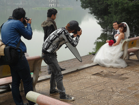 : Ngày Valentine còn là dịp để các lứa đôi sắp nên duyên vợ chồng đưa nhau đi chụp những bức ảnh cưới đẹp nhất. : Ngày Valentine còn là dịp để các lứa đôi sắp nên duyên vợ chồng đưa nhau đi chụp những bức ảnh cưới đẹp nhất.