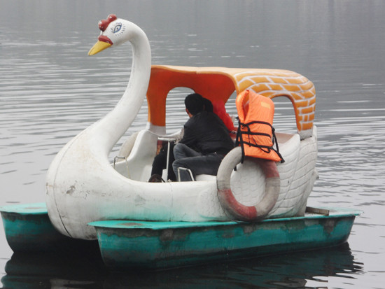 Sau khi thuê được thuyền, nhiều bạn trẻ "thẳng tiến" ra ngoài xa để thoải mái thể hiện tình cảm với nhau. Sau khi thuê được thuyền, nhiều bạn trẻ "thẳng tiến" ra ngoài xa để thoải mái thể hiện tình cảm với nhau.