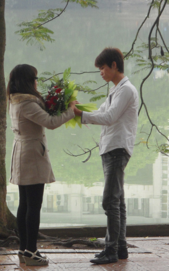 Nhiều chàng trai nhân dịp ngày Valentine để ngỏ lời tỏ tình với người mình yêu. Nhiều chàng trai nhân dịp ngày Valentine để ngỏ lời tỏ tình với người mình yêu.