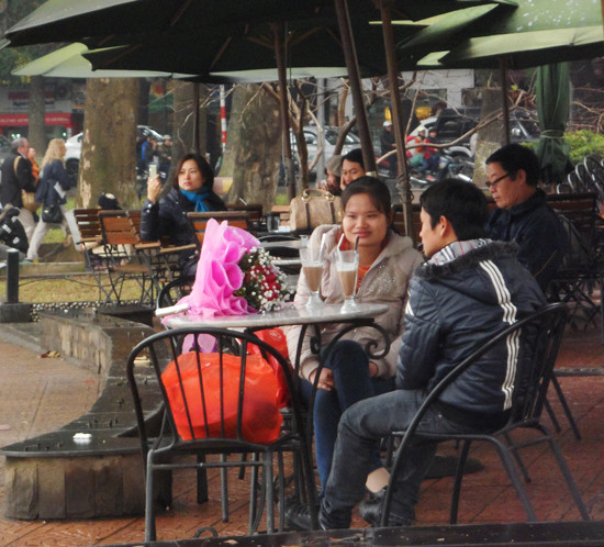 Do trời mưa khá nặng hạt nên một đôi bạn trẻ phải tìm vào quán nhỏ để trú mưa. Do trời mưa khá nặng hạt nên một đôi bạn trẻ phải tìm vào quán nhỏ để trú mưa.