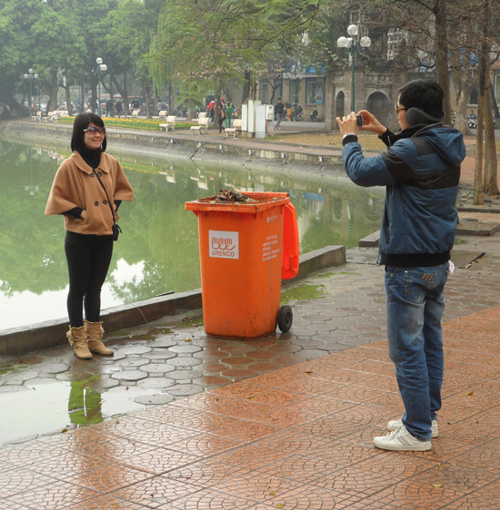 Tranh thủ nhờ bạn trai chụp một tấm ảnh làm kỷ niệm Tranh thủ nhờ bạn trai chụp một tấm ảnh làm kỷ niệm