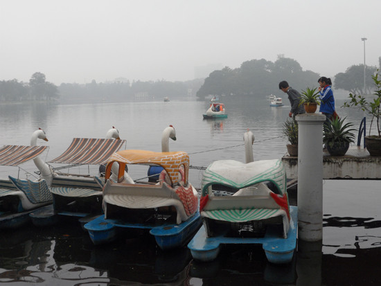 Trong những ngày này, trò chơi đạp vịt tại những nơi như Công viên Thống Nhất, Hồ Tây luôn đông khách là những bạn trẻ đưa nhau đến đây. Trong những ngày này, trò chơi đạp vịt tại những nơi như Công viên Thống Nhất, Hồ Tây luôn đông khách là những bạn trẻ đưa nhau đến đây.