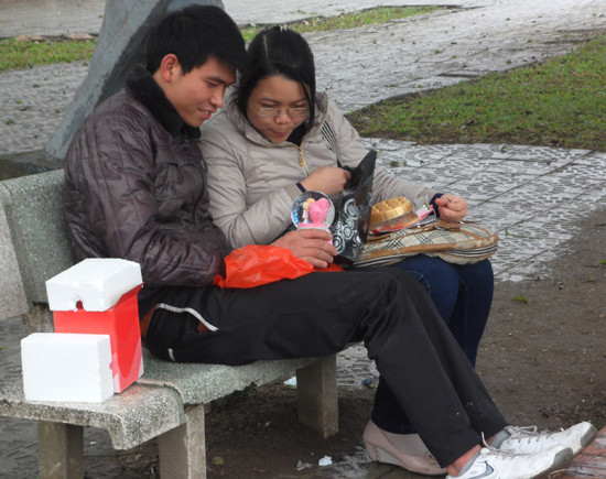 : Đôi bạn trẻ này đang rất hạnh phúc, chàng trai tặng bạn gái một hộp Sô cô la còn cô gái tặng lại chàng trai món quà là quả cầu pha lê "Ngôi nhà hạnh phúc". : Đôi bạn trẻ này đang rất hạnh phúc, chàng trai tặng bạn gái một hộp Sô cô la còn cô gái tặng lại chàng trai món quà là quả cầu pha lê "Ngôi nhà hạnh phúc".