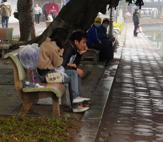 Dù sáng sớm có mưa nhưng vẫn không ngăn được “bước chân” của những đôi yêu nhau đến công viên, vườn hoa để chơi Dù sáng sớm có mưa nhưng vẫn không ngăn được “bước chân” của những đôi yêu nhau đến công viên, vườn hoa để chơi