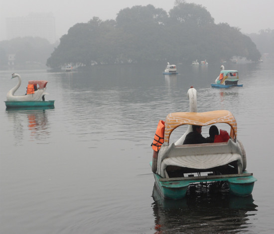 Trong những ngày này, trò chơi đạp vịt tại những nơi như Công viên Thống Nhất, Hồ Tây luôn đông khách là những bạn trẻ đưa nhau đến đây. Trong những ngày này, trò chơi đạp vịt tại những nơi như Công viên Thống Nhất, Hồ Tây luôn đông khách là những bạn trẻ đưa nhau đến đây.