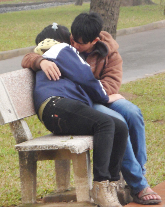 Nhiều bạn trẻ "vô tư" thể hiện tình cảm đôi lứa giữa chốn đông người. Nhiều bạn trẻ "vô tư" thể hiện tình cảm đôi lứa giữa chốn đông người.