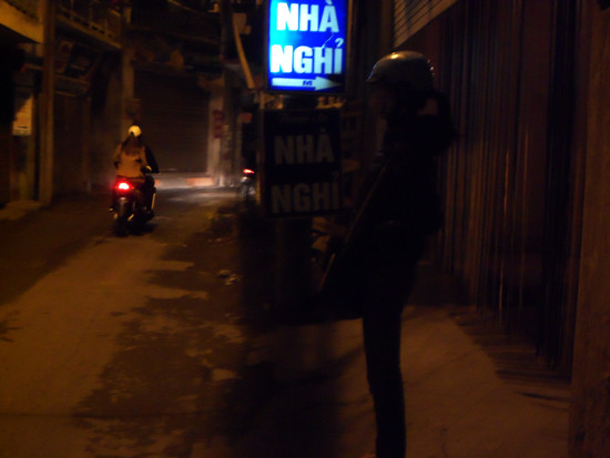 Một đôi bạn trẻ: Bạn nam vào hỏi thuê phòng, còn bạn nữ đứng ngoài...đợi Một đôi bạn trẻ: Bạn nam vào hỏi thuê phòng, còn bạn nữ đứng ngoài...đợi