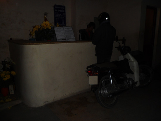 Làm thủ tục nhận phòng tại nhà nghỉ Làm thủ tục nhận phòng tại nhà nghỉ