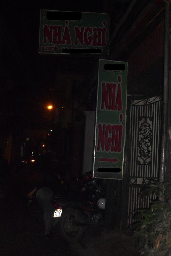 Do quá đông khách, nhà nghỉ này đã tắt đèn từ rất sớm và xe của khách phải dựng hết cả ra ngoài đường. Do quá đông khách, nhà nghỉ này đã tắt đèn từ rất sớm và xe của khách phải dựng hết cả ra ngoài đường.