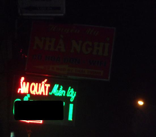 Nhiều nhà nghỉ sau khi đã hết phòng thường tắt đèn báo Nhiều nhà nghỉ sau khi đã hết phòng thường tắt đèn báo