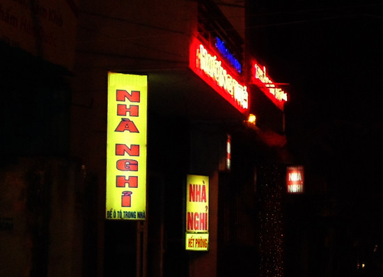 Nhiều nhà nghỉ sau khi đã kín phòng thường treo biển báo "Hết phòng" để đỡ bị...làm phiền. Nhiều nhà nghỉ sau khi đã kín phòng thường treo biển báo "Hết phòng" để đỡ bị...làm phiền.