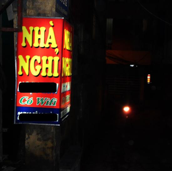 Sau tầm 9, 10 giờ đêm các ngày lễ kỷ niệm hoặc ngày đặc biệt, để tìm được phòng còn trống tại các nhà nghỉ là rất khó. Sau tầm 9, 10 giờ đêm các ngày lễ kỷ niệm hoặc ngày đặc biệt, để tìm được phòng còn trống tại các nhà nghỉ là rất khó.