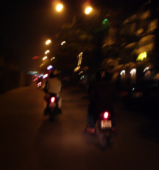 Nhiều đôi, nhiều cặp sau 11 giờ đêm vẫn chưa tìm được phòng trọ thường lượn lờ khắp các tuyến phố với mong muốn tìm được...bãi đáp. Nhiều đôi, nhiều cặp sau 11 giờ đêm vẫn chưa tìm được phòng trọ thường lượn lờ khắp các tuyến phố với mong muốn tìm được...bãi đáp.