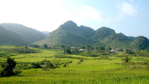 Điện, đường đã vươn cánh tay dài về tới những bản xa. Trường học, trạm y tế, trụ sở làm việc của cấp cơ sở phần lớn đều khang trang hoặc đang được xây dựng. .(Thung lũng ruộng bậc thang.)