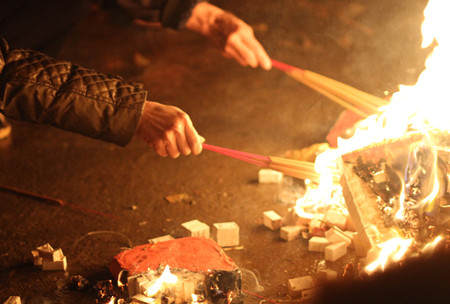 Những cụ già có kinh nghiệm thì thường chỉ châm lửa ven vòng ngoài.