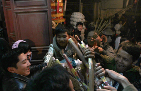 Vậy nên khi phần lễ kết thúc, rất nhiều người cố chen vào khu hành lễ để xin hương.