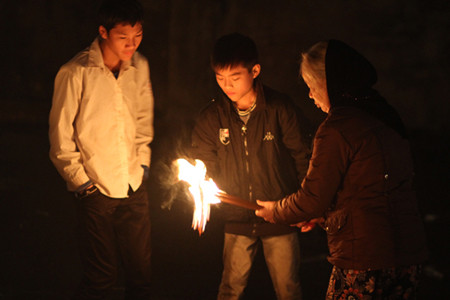 Đôi khi họ châm xong lại đem chia sẻ với mọi người.