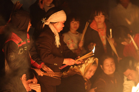 Lúc này nhiệt độ là rất lớn, nhiều người không chịu nổi nên cứ châm lúc được lúc không.