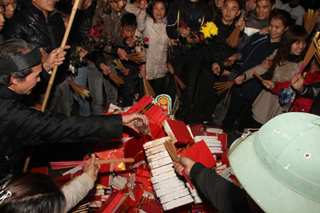 Ngay cả khi các cụ bô lão chưa hóa vàng, tất cả đã vây xung quanh với hi vọng sớm có được lộc làng.