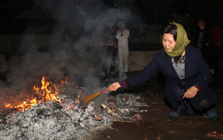 Tất cả mọi người dân làng An Định cũng như quanh đó ai cũng cố xin 1 chút đỏ để về cắm lên bàn thờ với hi vọng cả năm có nhiều đỏ.