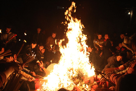 Tuy nhiên, khi lửa bốc lớn, nhiệt độ tăng cao, mọi người bắt đầu tản ra.