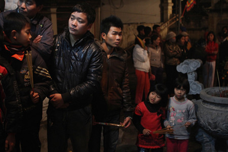 Ngay từ đầu giờ tối, tại sân đình làng An Định, Hà Đông, hàng trăm người đã tụ tập chờ các cụ tế lễ và sẵn sàng "lấy đỏ". Bất kể lớn bé, khỏe yếu, tất cả đều sẵn sàng. Thường thì nhiều người sẽ mang hương từ nhà để đến xin lộc Thành Hoàng làng.